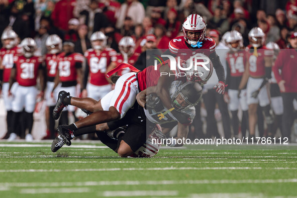 Oregon running back Jordan James #20 is taken down by Wisconsin Badgers outside linebacker Leon Lowery Jr. #8 and Wisconsin Badgers safety P...