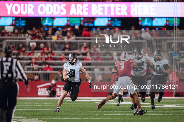 Oregon tight end Terrance Ferguson #3 heads upfield after a catch against the Wisconsin Badgers at Camp Randall Stadium in Madison, Wisconsi...