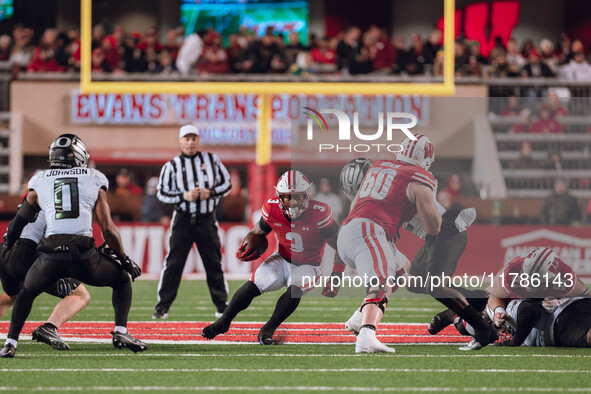 Wisconsin Badgers running back Tawee Walker #3 hits a hole with help from Wisconsin Badgers offensive lineman Joe Huber #60 against the Oreg...