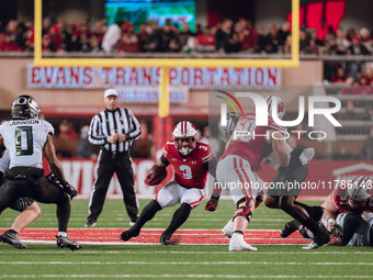 Wisconsin Badgers running back Tawee Walker #3 hits a hole with help from Wisconsin Badgers offensive lineman Joe Huber #60 against the Oreg...