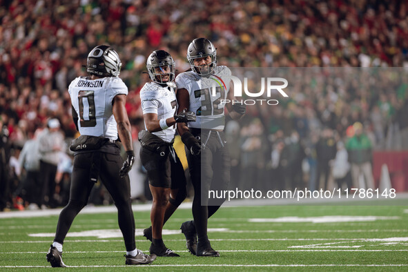 Oregon defensive back Tysheem Johnson #0, Oregon defensive back Jabbar Muhammad #7, and Oregon outside linebacker Emar'rion Winston #32 disc...