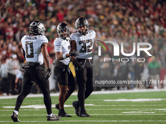 Oregon defensive back Tysheem Johnson #0, Oregon defensive back Jabbar Muhammad #7, and Oregon outside linebacker Emar'rion Winston #32 disc...