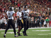 Oregon defensive back Tysheem Johnson #0, Oregon defensive back Jabbar Muhammad #7, and Oregon outside linebacker Emar'rion Winston #32 disc...