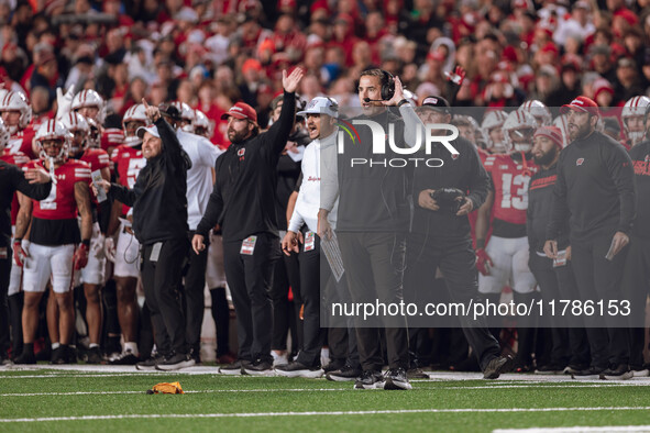 Wisconsin Badgers Head Coach Luke Fickell and the Wisconsin Badgers sideline react to a penalty as they take on the Oregon Ducks at Camp Ran...