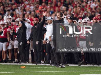 Wisconsin Badgers Head Coach Luke Fickell and the Wisconsin Badgers sideline react to a penalty as they take on the Oregon Ducks at Camp Ran...