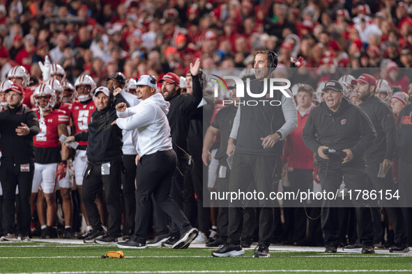 Wisconsin Badgers Head Coach Luke Fickell and the Wisconsin Badgers sideline react to a penalty as they take on the Oregon Ducks at Camp Ran...