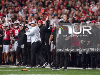 Wisconsin Badgers Head Coach Luke Fickell and the Wisconsin Badgers sideline react to a penalty as they take on the Oregon Ducks at Camp Ran...