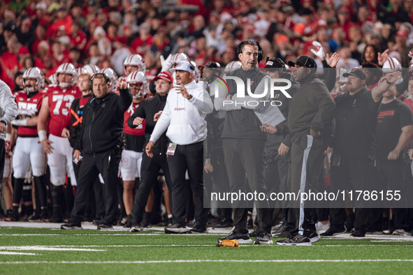 Wisconsin Badgers Head Coach Luke Fickell and the Wisconsin Badgers sideline react to a penalty as they take on the Oregon Ducks at Camp Ran...