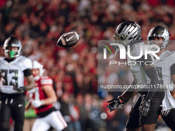 Oregon defensive back Dontae Manning #8 watches a punt against the Wisconsin Badgers at Camp Randall Stadium in Madison, Wisconsin, on Novem...