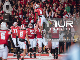 The Wisconsin Badgers prematurely celebrate a touchdown that is called back after a penalty while they try to upset the Oregon Ducks at Camp...