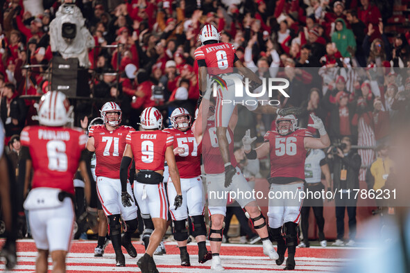 The Wisconsin Badgers prematurely celebrate a touchdown that is called back after a penalty while they try to upset the Oregon Ducks at Camp...