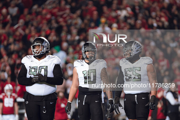 Oregon defensive lineman Jamaree Caldwell #90, Oregon outside linebacker Matayo Uiagalelei #10, and Oregon defensive lineman Derrick Harmon...