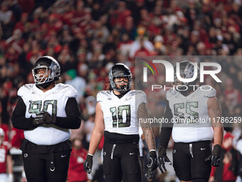 Oregon defensive lineman Jamaree Caldwell #90, Oregon outside linebacker Matayo Uiagalelei #10, and Oregon defensive lineman Derrick Harmon...