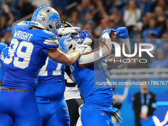 DETROIT,MICHIGAN-November 17: Detroit Lions running back David Montgomery (5) scores a touchdown during the first half of an NFL football ga...