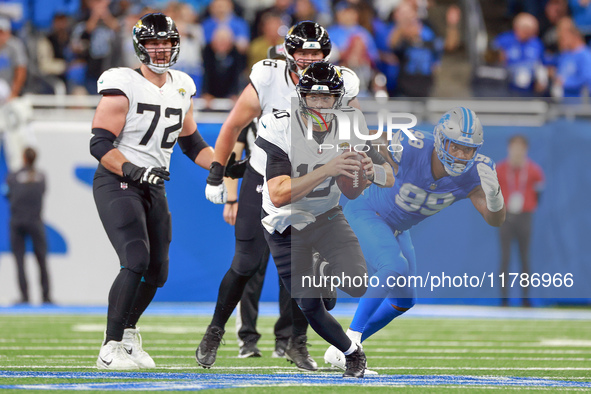 DETROIT,MICHIGAN-NOVEMBER17: Quarterback Mac Jones (10) of the Jacksonville Jaguars runs the ball  during a game between the Detroit Lions a...