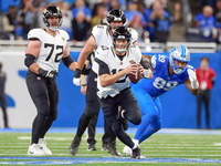 DETROIT,MICHIGAN-NOVEMBER17: Quarterback Mac Jones (10) of the Jacksonville Jaguars runs the ball  during a game between the Detroit Lions a...