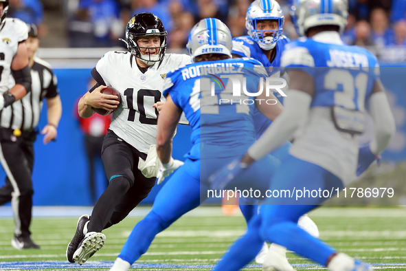 DETROIT,MICHIGAN-NOVEMBER17: Quarterback Mac Jones (10) of the Jacksonville Jaguars runs the ball  during a game between the Detroit Lions a...