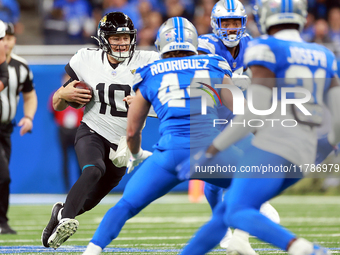 DETROIT,MICHIGAN-NOVEMBER17: Quarterback Mac Jones (10) of the Jacksonville Jaguars runs the ball  during a game between the Detroit Lions a...