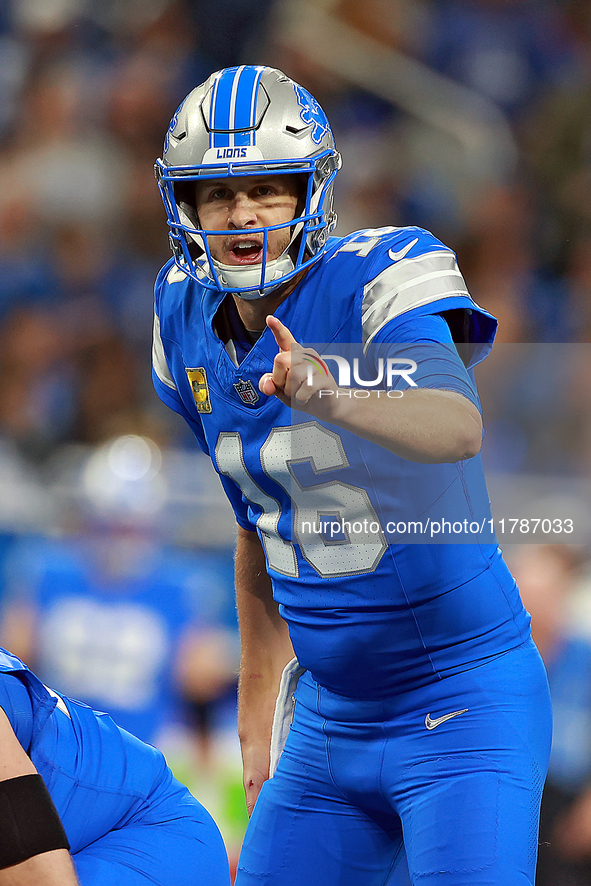 DETROIT,MICHIGAN-NOVEMBER17:  Quarterback Jared Goff (16) of the Detroit Lions calls a play during a game between the Detroit Lions and the...