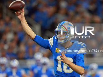 DETROIT,MICHIGAN-NOVEMBER17:  Quarterback Jared Goff (16) of the Detroit Lions throws the ball during a game between the Detroit Lions and t...