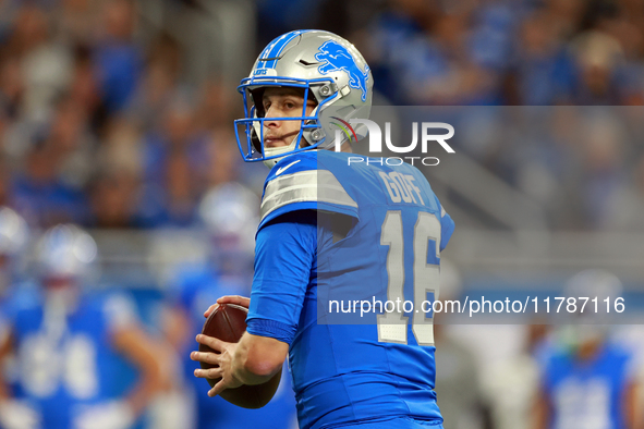 DETROIT,MICHIGAN-NOVEMBER17:  Quarterback Jared Goff (16) of the Detroit Lions looks to pass the ball during a game between the Detroit Lion...