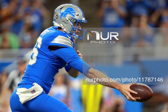 DETROIT,MICHIGAN-NOVEMBER17:  Quarterback Jared Goff (16) of the Detroit Lions goes to hand off the ball during a game between the Detroit L...