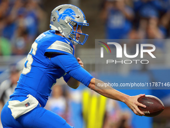 DETROIT,MICHIGAN-NOVEMBER17:  Quarterback Jared Goff (16) of the Detroit Lions goes to hand off the ball during a game between the Detroit L...