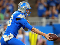 DETROIT,MICHIGAN-NOVEMBER17:  Quarterback Jared Goff (16) of the Detroit Lions goes to hand off the ball during a game between the Detroit L...