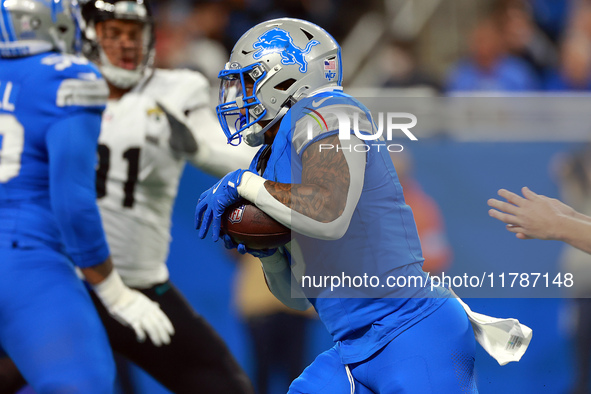 DETROIT,MICHIGAN-NOVEMBER17:  Running back David Montgomery (5) of the Detroit Lions carries the ball during a game between the Detroit Lion...