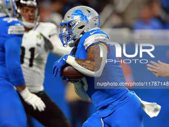 DETROIT,MICHIGAN-NOVEMBER17:  Running back David Montgomery (5) of the Detroit Lions carries the ball during a game between the Detroit Lion...