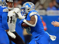 DETROIT,MICHIGAN-NOVEMBER17:  Running back David Montgomery (5) of the Detroit Lions carries the ball during a game between the Detroit Lion...