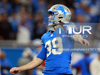 DETROIT,MICHIGAN-NOVEMBER17:  Place kicker Jake Bates (39) of the Detroit Lions follows his successful field goal kick during a game between...