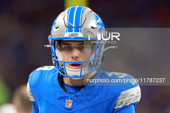 DETROIT,MICHIGAN-NOVEMBER17:  Place kicker Jake Bates (39) of the Detroit Lions warms up on the sidelines during a game between the Detroit...