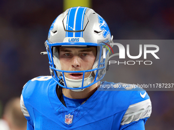 DETROIT,MICHIGAN-NOVEMBER17:  Place kicker Jake Bates (39) of the Detroit Lions warms up on the sidelines during a game between the Detroit...