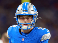 DETROIT,MICHIGAN-NOVEMBER17:  Place kicker Jake Bates (39) of the Detroit Lions warms up on the sidelines during a game between the Detroit...