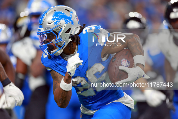 DETROIT,MICHIGAN-NOVEMBER17:  Running back Jahmyr Gibbs (26) of the Detroit Lions carries the ball during a game between the Detroit Lions a...