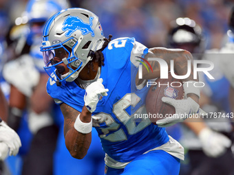 DETROIT,MICHIGAN-NOVEMBER17:  Running back Jahmyr Gibbs (26) of the Detroit Lions carries the ball during a game between the Detroit Lions a...