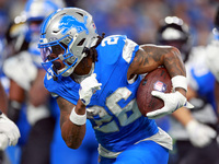 DETROIT,MICHIGAN-NOVEMBER17:  Running back Jahmyr Gibbs (26) of the Detroit Lions carries the ball during a game between the Detroit Lions a...