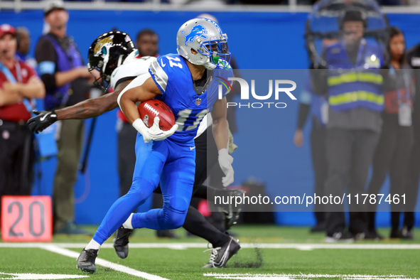 DETROIT,MICHIGAN-NOVEMBER17:  Wide receiver Kalif Raymond (11) of the Detroit Lions carries the ball during a game between the Detroit Lions...