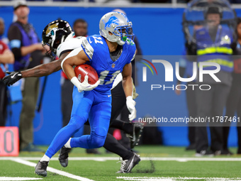 DETROIT,MICHIGAN-NOVEMBER17:  Wide receiver Kalif Raymond (11) of the Detroit Lions carries the ball during a game between the Detroit Lions...