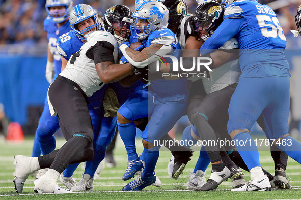 DETROIT,MICHIGAN-NOVEMBER17:  Running back David Montgomery (5) of the Detroit Lions carries the ball during a game between the Detroit Lion...