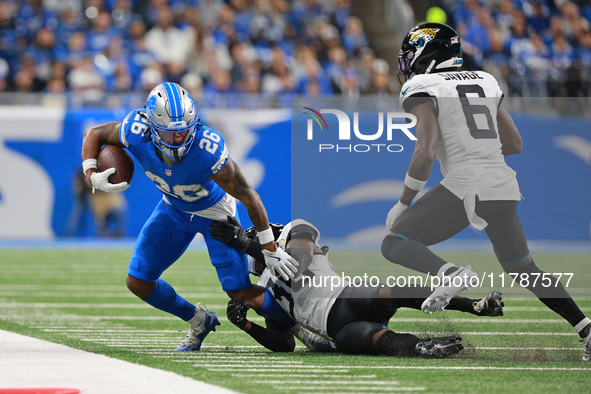 DETROIT,MICHIGAN-November 17: Detroit Lions running back Jahmyr Gibbs (26) runs the ball against Jacksonville Jaguars cornerback Montaric Br...