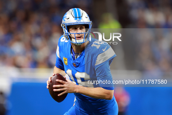 DETROIT,MICHIGAN-NOVEMBER17:  Quarterback Jared Goff (16) of the Detroit Lions runs the ball during a game between the Detroit Lions and the...