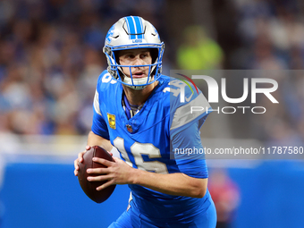 DETROIT,MICHIGAN-NOVEMBER17:  Quarterback Jared Goff (16) of the Detroit Lions runs the ball during a game between the Detroit Lions and the...