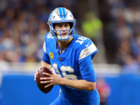 DETROIT,MICHIGAN-NOVEMBER17:  Quarterback Jared Goff (16) of the Detroit Lions runs the ball during a game between the Detroit Lions and the...