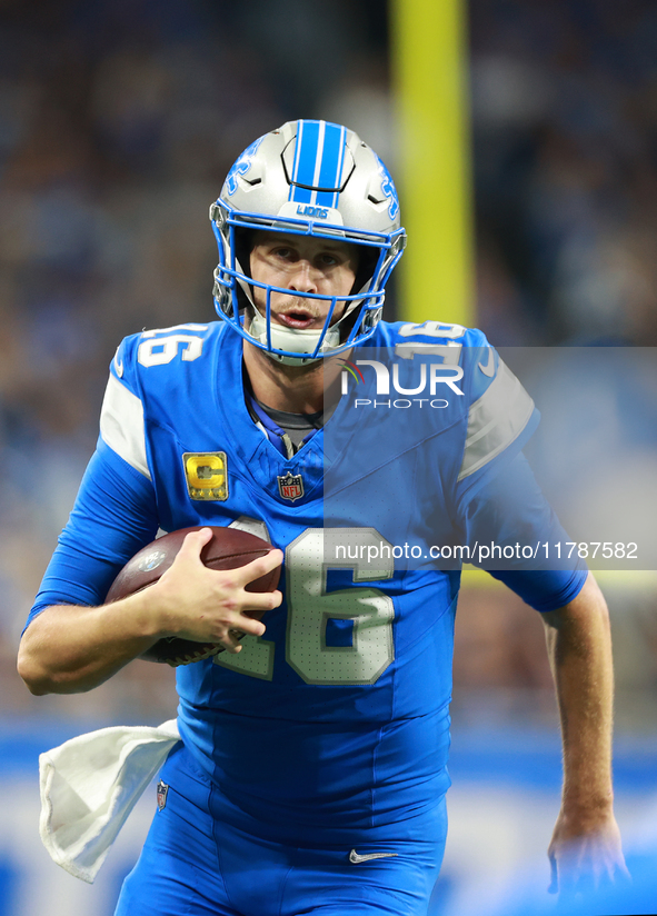 DETROIT,MICHIGAN-NOVEMBER17:  Quarterback Jared Goff (16) of the Detroit Lions runs the ball during a game between the Detroit Lions and the...