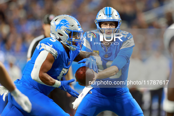 DETROIT,MICHIGAN-NOVEMBER17:  Quarterback Jared Goff (16) of the Detroit Lions hands off the ball to running back David Montgomery (5) of th...