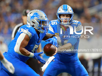 DETROIT,MICHIGAN-NOVEMBER17:  Quarterback Jared Goff (16) of the Detroit Lions hands off the ball to running back David Montgomery (5) of th...