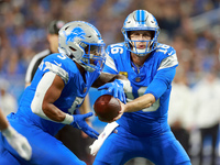 DETROIT,MICHIGAN-NOVEMBER17:  Quarterback Jared Goff (16) of the Detroit Lions hands off the ball to running back David Montgomery (5) of th...