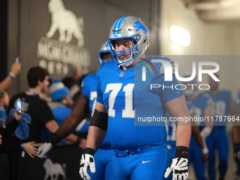 DETROIT,MICHIGAN-November 17: Detroit Lions guard Kevin Zeitler (71) heads to the field in the tunnel during an NFL football game between th...